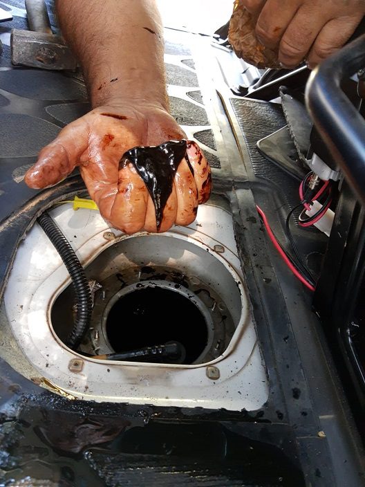 Tanques de combustible con grasa y barro.