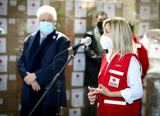 La Primera Dama y el Ministro de Salud de la Nación participaron de la primera entrega de insumos a hospitales junto a Cruz Roja Argentina