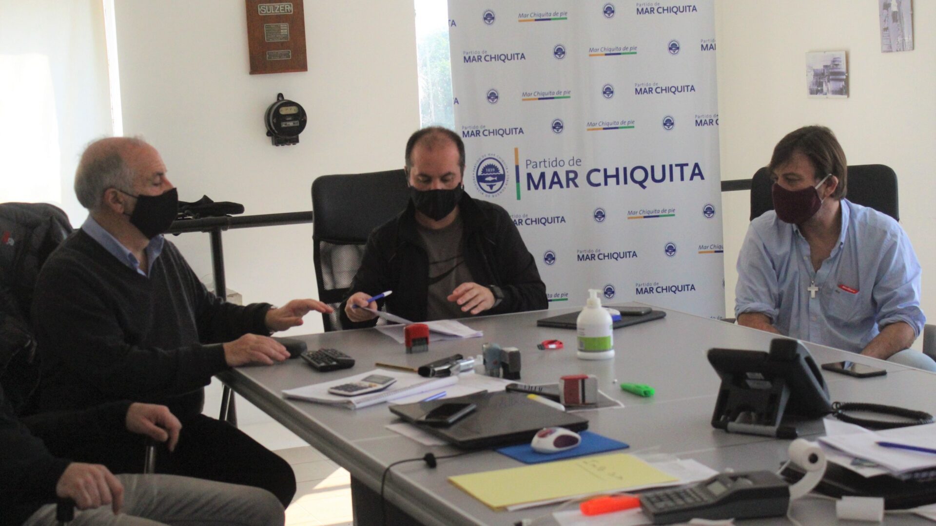 MAR CHIQUITA FIRMÓ UN CONVENIO CON LA COOPERATIVA ARBOLITO POR EL MANTENIMIENTO DE CASI 4 MIL LUMINARIAS