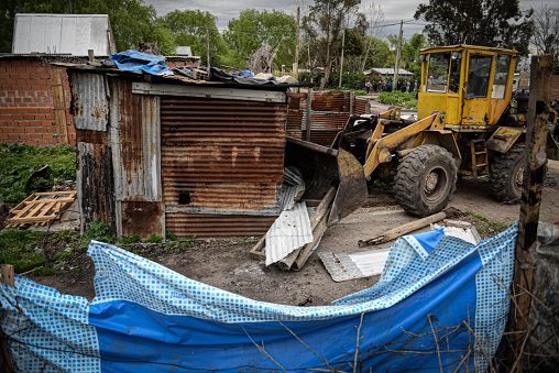 El Municipio derribó un bunker de venta de drogas en Jardín de Alto Camet