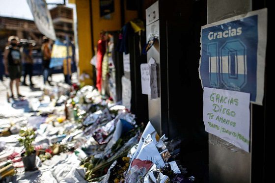 Se entrega uno de los empleados que se fotografió con el cadáver de Maradona