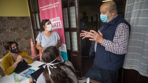 EL INTENDENTE PAREDI RECORRIÓ EL CENTRO DE VACUNACIÓN EN LA ESCUELA Nº 8 DE SANTA CLARA DEL MAR