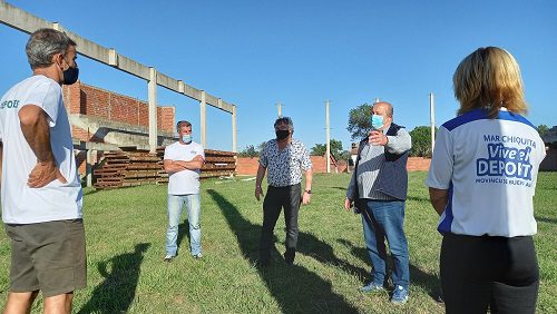 Polideportivo de Santa Clara del Mar: el intendente Jorge Paredi recorrió la obra junto a funcionarios y profesores de deportes