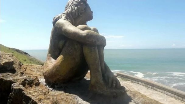 Mar del Plata: Se conoció la identidad del artista que dejo una obra frente al mar