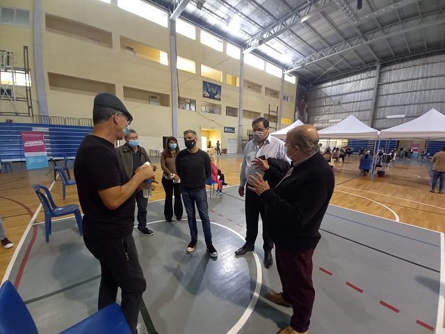 Jorge Paredi, Juan Zabaleta y Manino Iriart recorrieron el centro vacunatorio en el Polideportivo Presidente Perón de Coronel Vidal