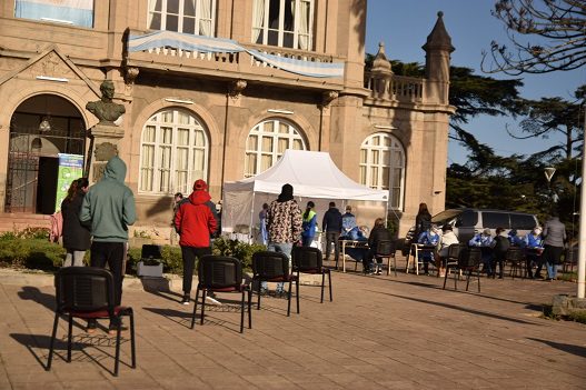 LOBERIA: TESTEOS FRENTE AL PALACIO MUNICIPAL