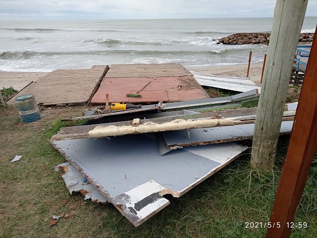 MAR CHIQUITA: GUARDAVIDAS DE UGAM ROMPIERON UNA CASILLA MUNICIPAL EN LA PLAYA Y SE LLEVARON HASTA LAS SILLAS