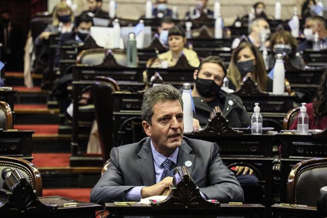 Diputados recordó a Meoni, y Massa, emocionado, bajó del estrado a una banca para homenajearlo.