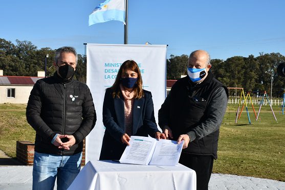 Paredi y Larroque firmaron el convenio para la apertura del Jardín Maternal EPI de Vivoratá