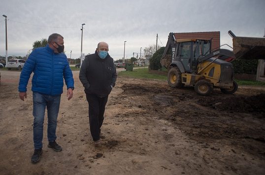 Santa Elena: comenzó importante obra de cordón cuneta