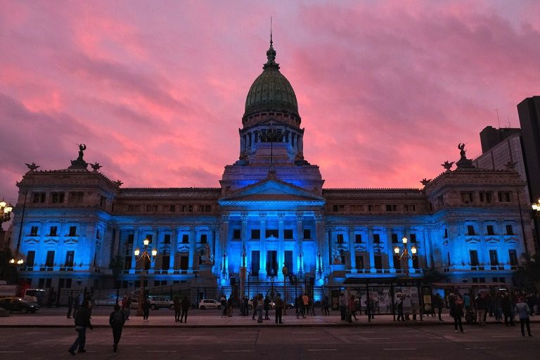 EL CONGRESO, ILUMINADO DE AZUL POR EL DÍA NACIONAL DE LAS PERSONAS SORDAS