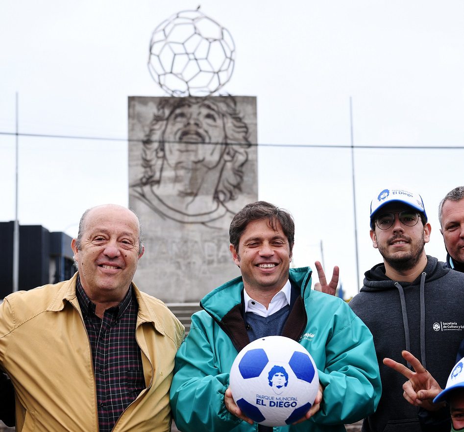 El gobernador y el intendente Jorge Paredi compartieron una mateada con vecinos y vecinas en Santa Clara del Mar.