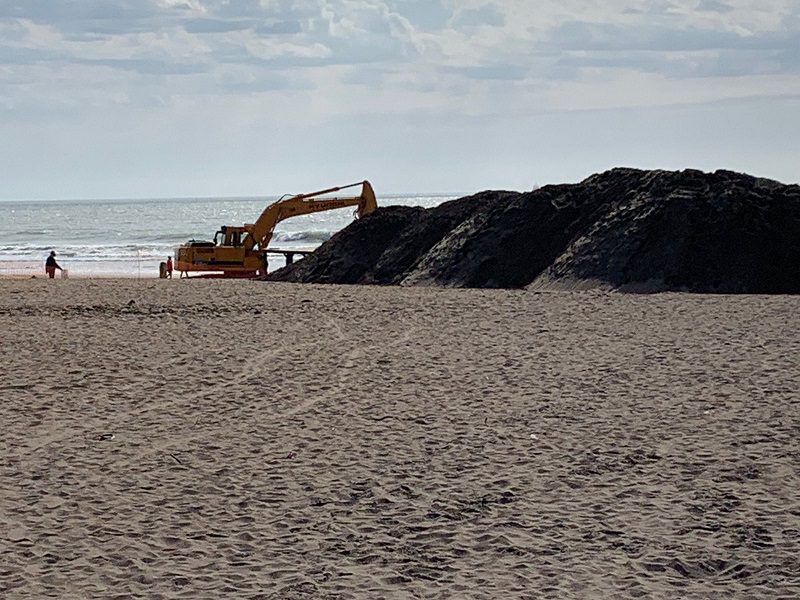 Comenzaron los trabajos de recuperación de superficie de arena en Playa Grande