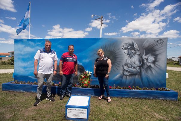 Emotivo recuerdo a las víctimas en la plazoleta ARA San Juan en Santa Elena