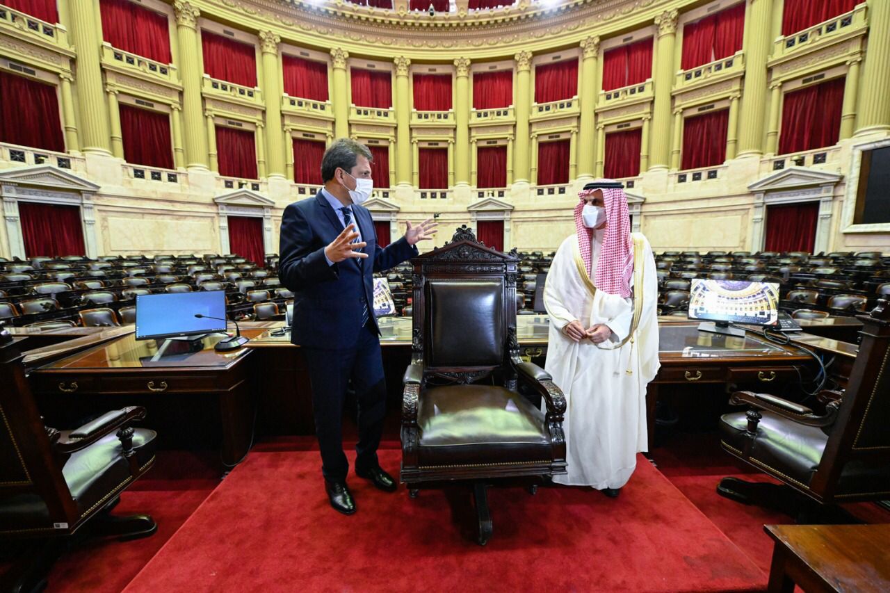 Con eje en las inversiones extranjeras, Massa recibió al príncipe Faisal Bin Farhan Al Saud de Arabia Saudita.-
