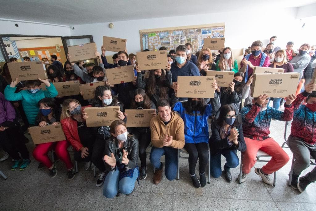 La Costa: Cristian entregó netbooks del Plan Conectar Igualdad a estudiantes de la Escuela Secundaria N° 8 de Mar de Ajó