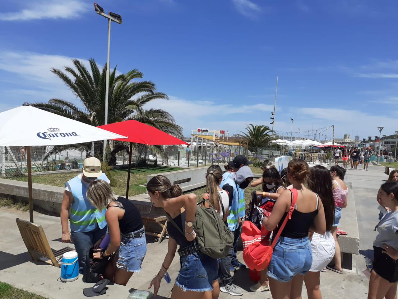 En Mar del plata la Municipalidad secuestró este jueves 450 litros de bebidas alcohólicas en los ingresos a Playa Grande