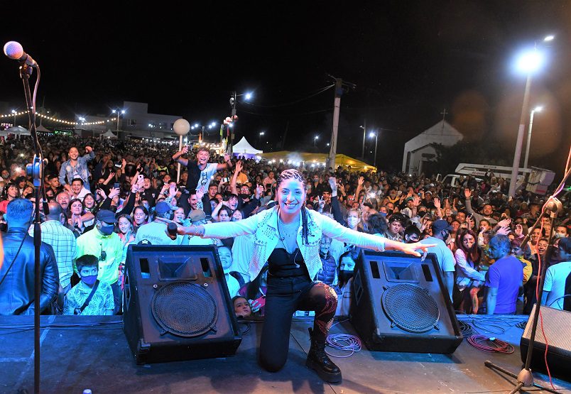 Una multitud vivió el arranque de la Fiesta Regional de la Empanada Costera en Santa Elena