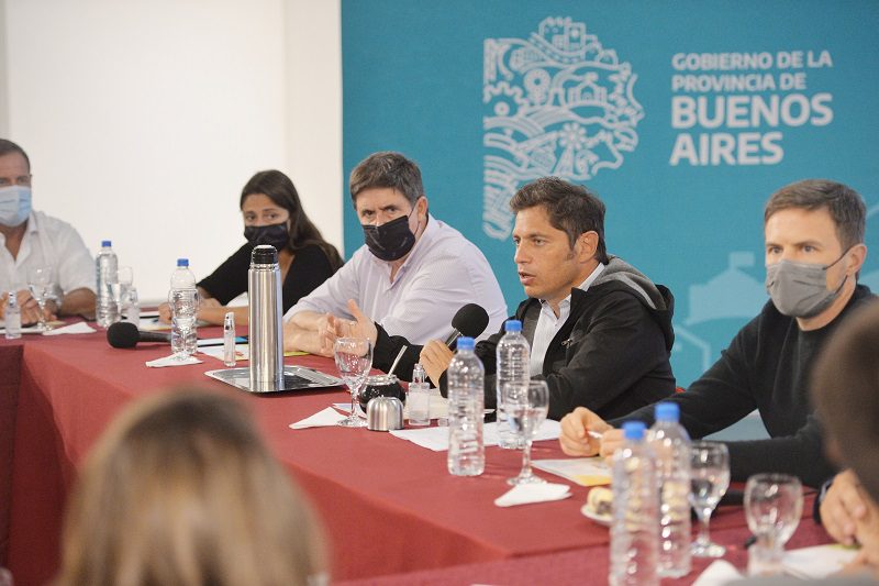 Kicillof encabezó una reunión con productores agrícolas, comerciantes y empresarios del turismo