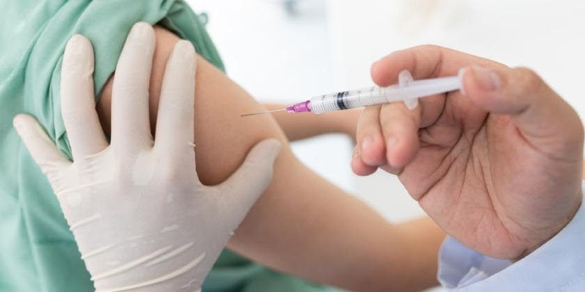 La Costa: La campaña de vacunación 2022 contra la gripe comenzó con la aplicación de dosis al personal de salud