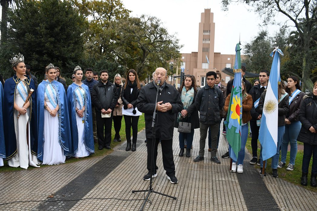 Emotivo acto por el Día de la Patria en Coronel Vidal junto a estudiantes y docentes