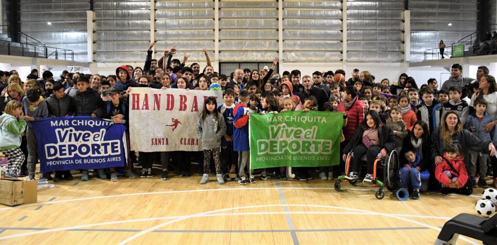 Inés Arrondo, Nicolás Ritacco y Jorge Paredi entregaron material deportivo a escuelas municipales de Mar Chiquita