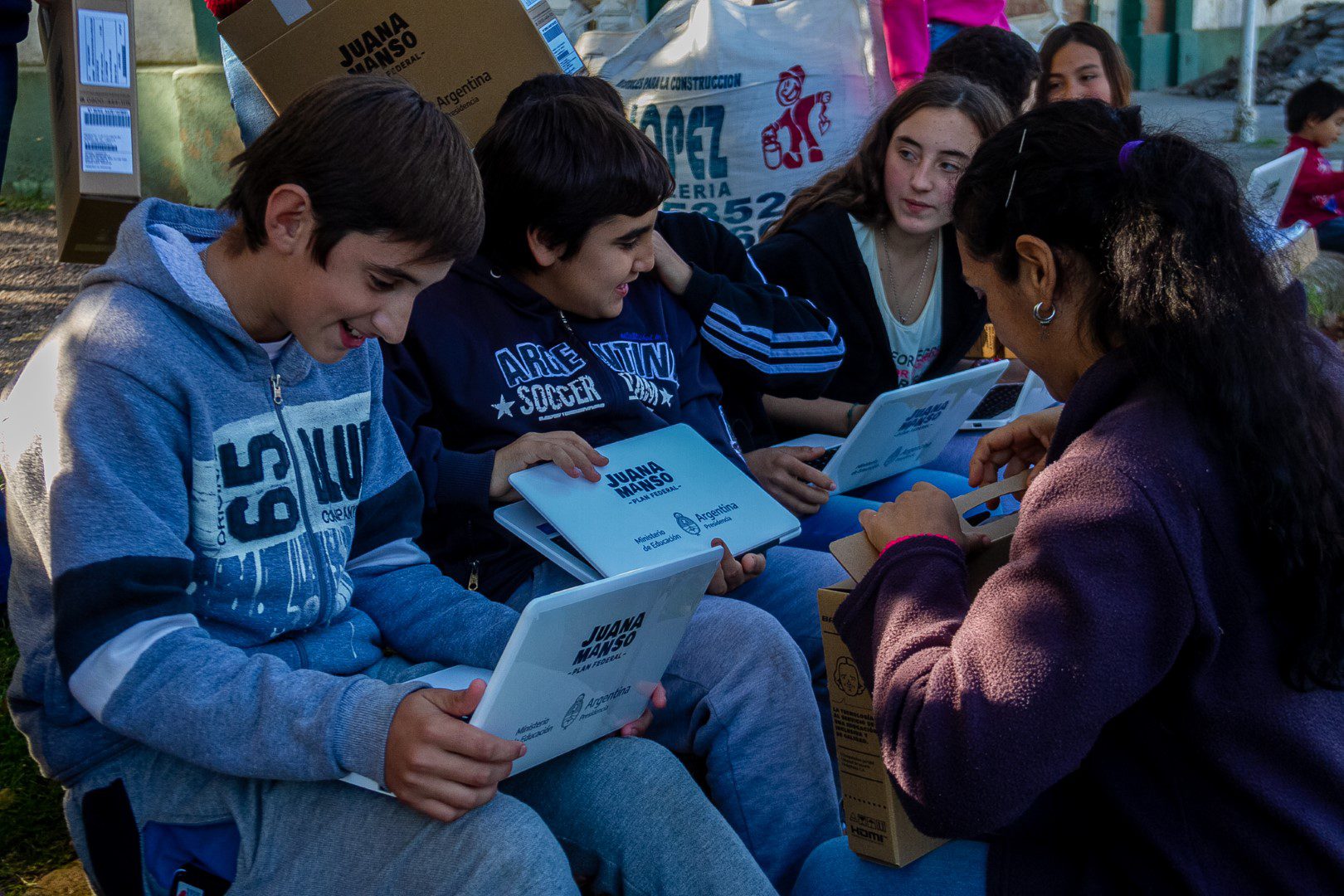 SE ENTREGARON MÁS DE 100 NETBOOK A ESTUDIANTES DE ESCUELAS SECUNDARIAS DE LAS FLORES