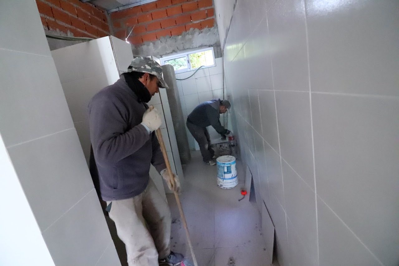 Infraestructura escolar: se construye una batería de baños en la Escuela Primaria Nº 11 de Lucila del Mar