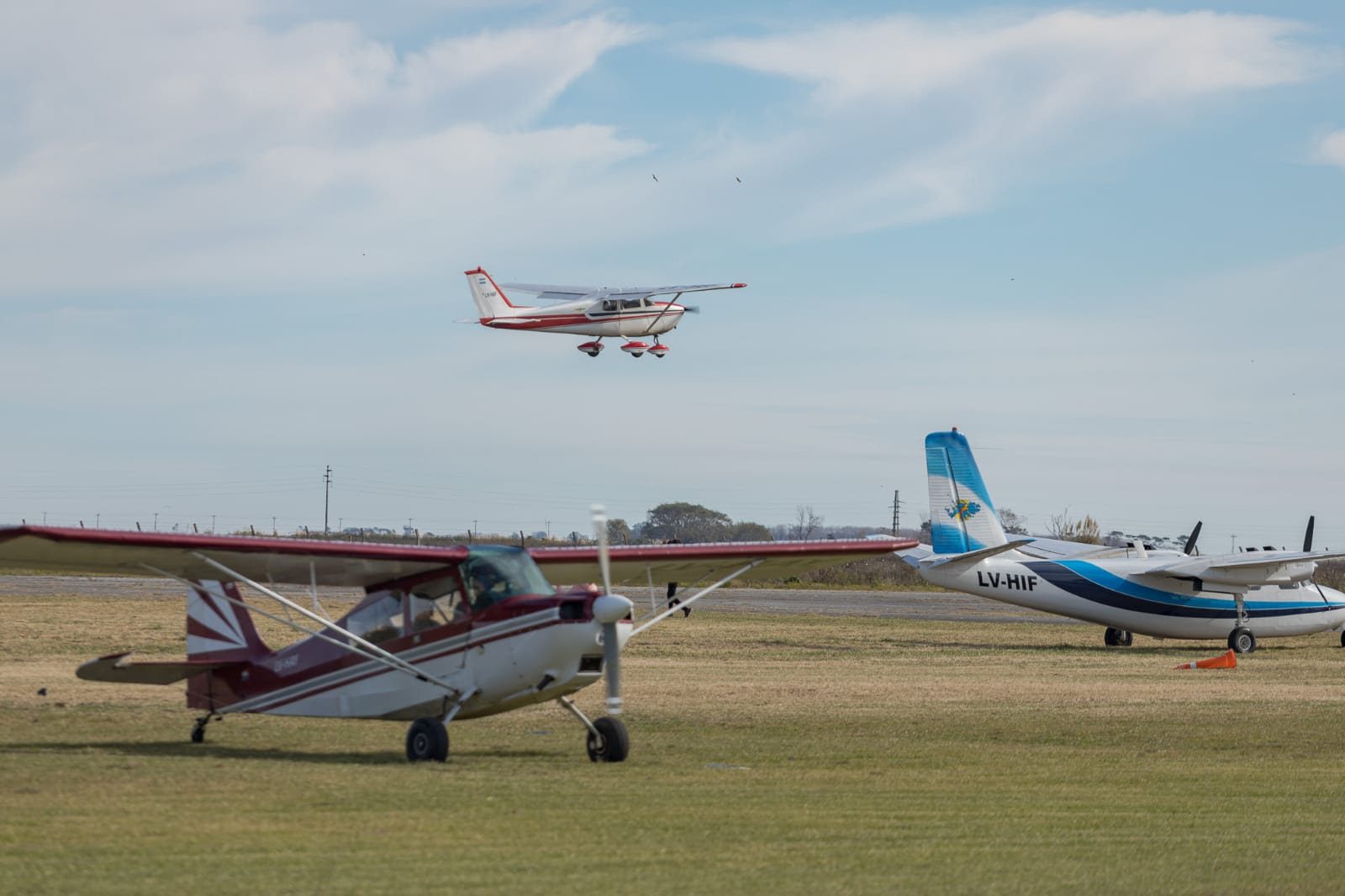 Con un desfile aéreo de más de 30 aviones y una doble jornada de actividades, el Aeroclub de Santa Teresita lanzó su oferta educativa