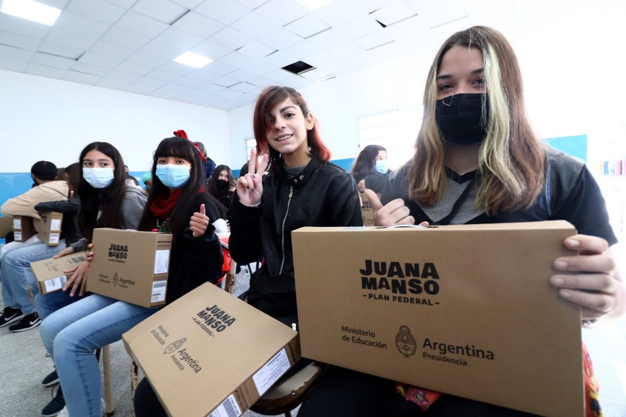 Alumnos y alumnas de la Escuela Secundaria Nº 14 de Lucila del Mar accedieron al programa Conectar Igualdad y recibieron su computadora para estudiar