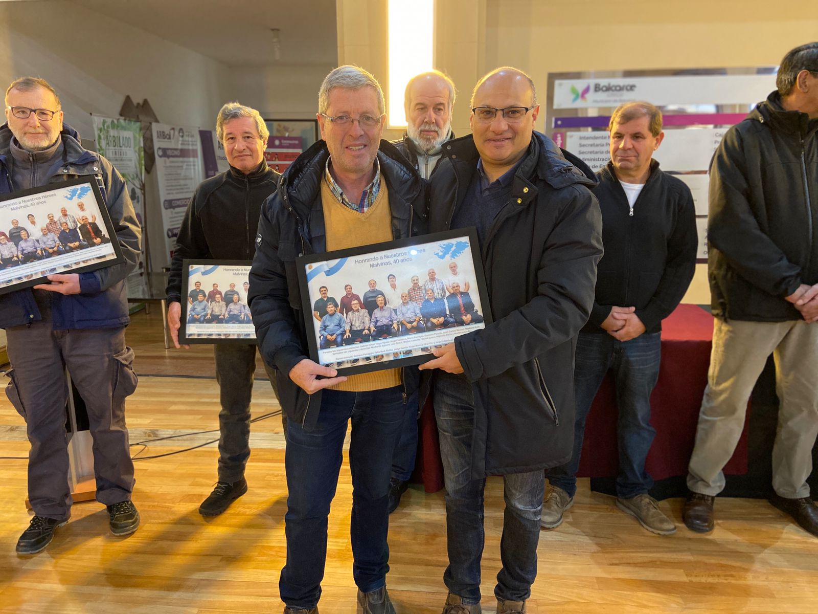 BALCARCE: SE ENTREGARON CUADROS CON FOTOGRAFÍA DE VETERANOS DE GUERRA DE MALVINAS