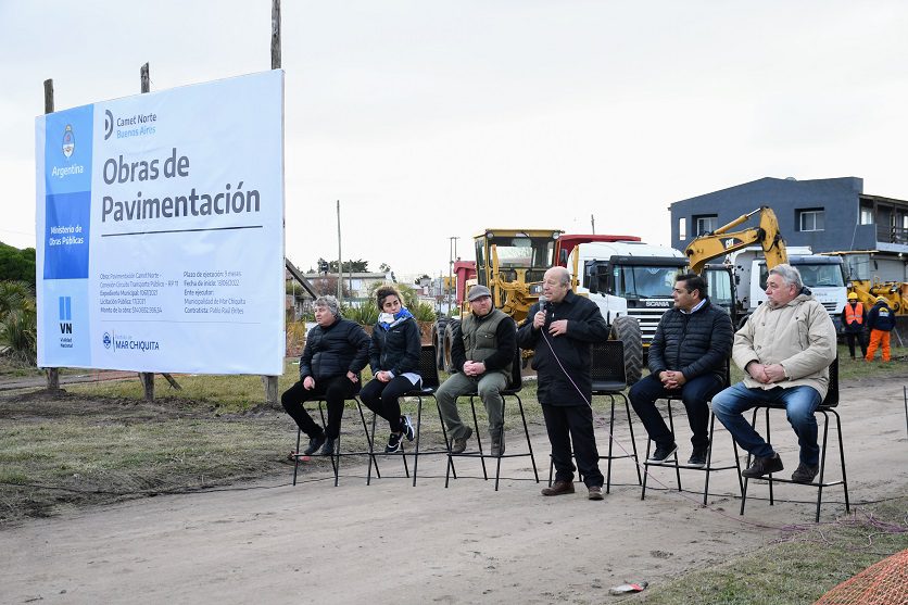 El intendente Paredi dio inicio a la obra de pavimento con hormigón en la localidad de Camet Norte