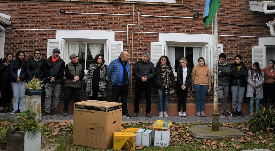 Tras un pedido de alumnos y alumnas, el intendente Paredi hizo entrega de una fotocopiadora multifuncional al ISFDyT N° 63 «Malvinas Argentinas»