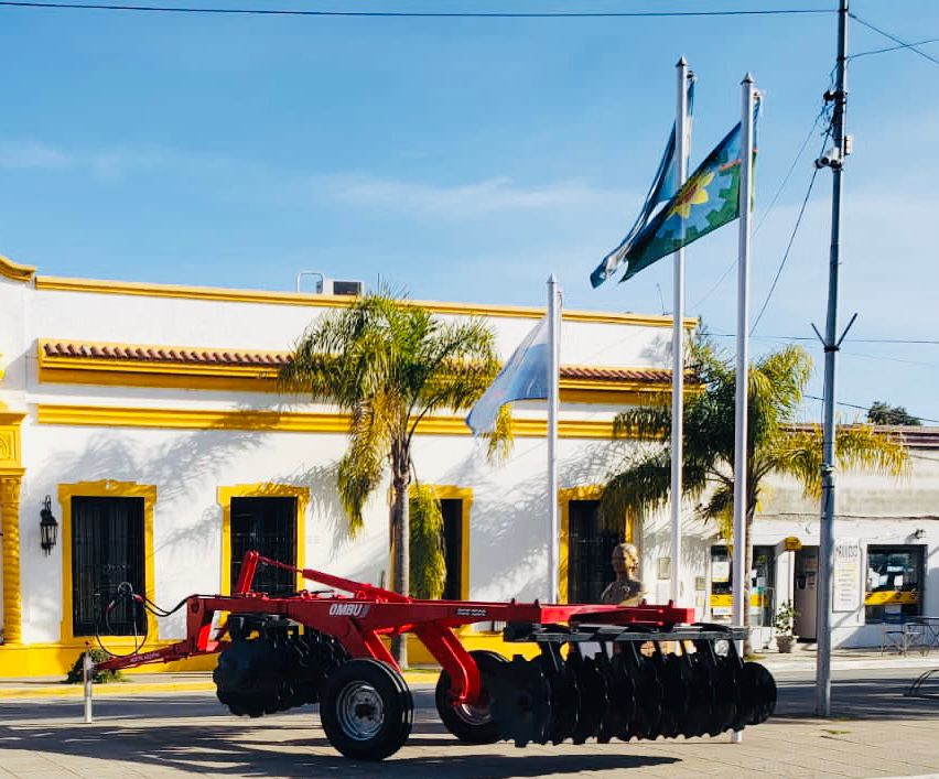 Lavalle: El municipio adquirió una nueva maquinaria para acondicionar los caminos rurales