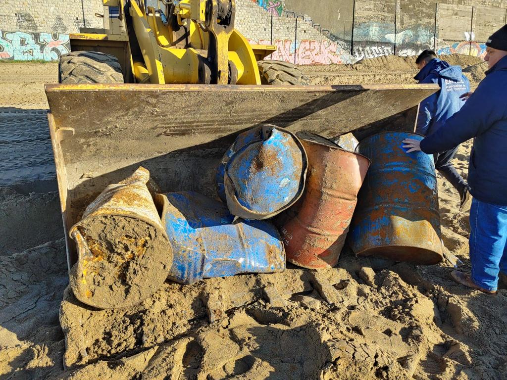 Mar del Plata: Encontraron tambores de hidrocarburos y cubiertas de autos enterrados en la playa