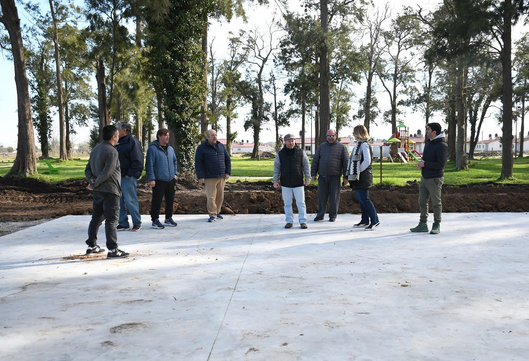 Comenzó la construcción de un playón deportivo en el Parque Municipal frente a las cien viviendas en Coronel Vidal