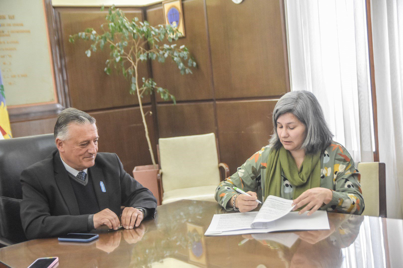 LAS FLORES: EL INTENDENTE GELENE RECIBIÓ A LA SUBSECRETARIA DE AGRICULTURA, GANADERÍA Y PESCA DE LA PROVINCIA, CARLA SEAIN 