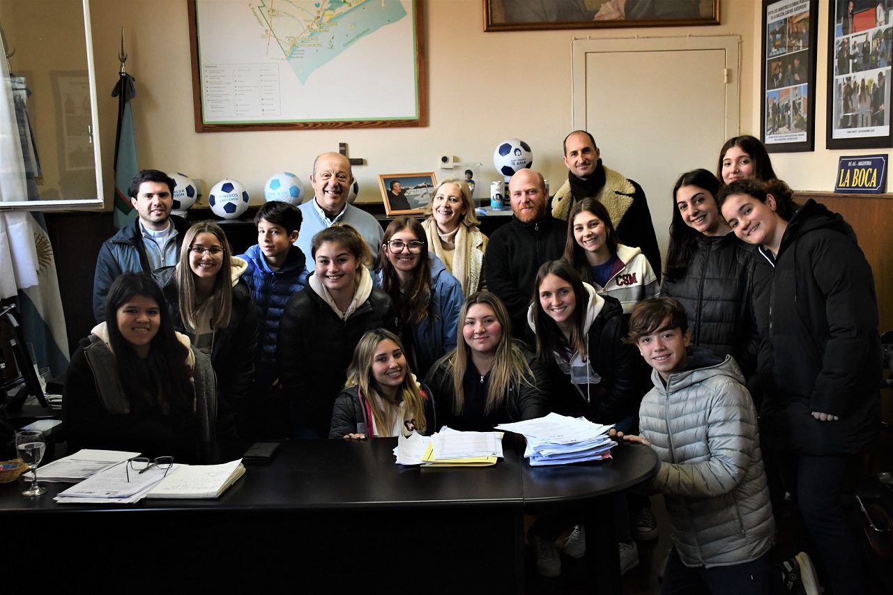 Jóvenes del Centro de Estudiantes del Colegio San Miguel fueron recibidos por el intendente Jorge Paredi