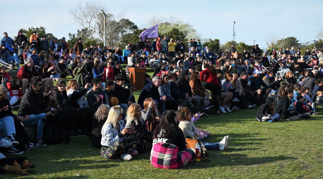 Cientos de vecinos y vecinas celebraron la primavera en Santa Clara del Mar