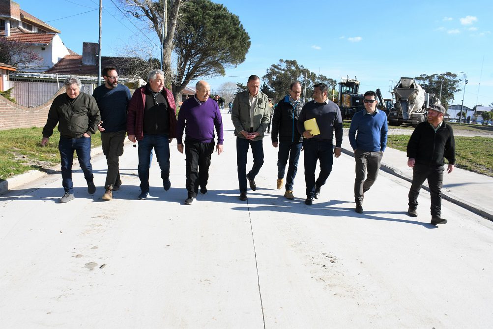 Gustavo Arrieta y Jorge Paredi recorrieron obras en ejecución y anunciaron nueva pavimentación en La Caleta