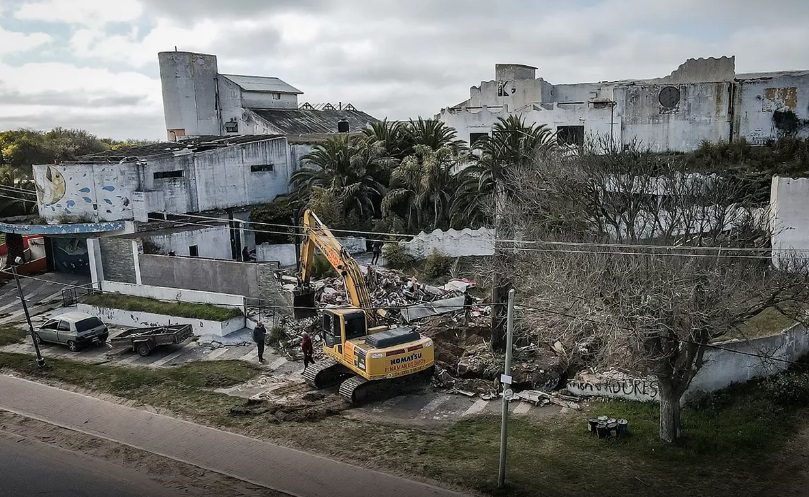 Demuelen en Pinamar parte de la emblemática discoteca Ku