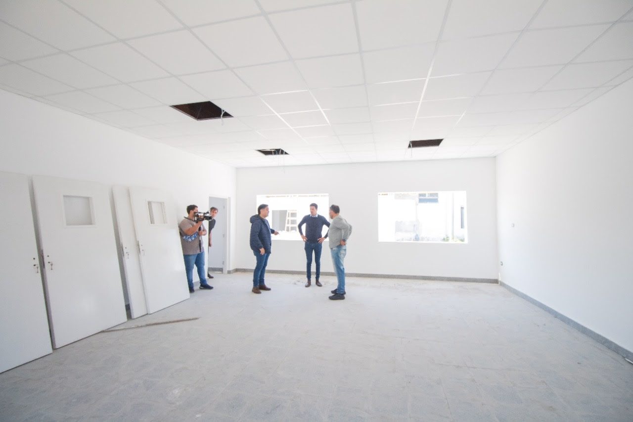 Cardozo supervisó los últimos detalles de construcción de tres aulas nuevas en la Escuela Primaria N° 9 de Mar de Ajó
