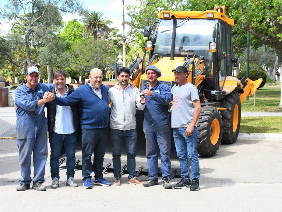 El intendente Paredi entregó nueva maquinaria a las delegaciones municipales