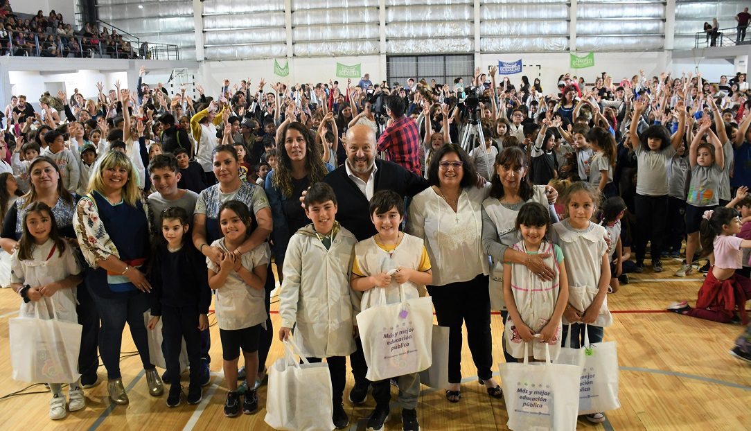 Más y mejor educación pública: más de mil estudiantes marchiquitenses recibieron kits escolares