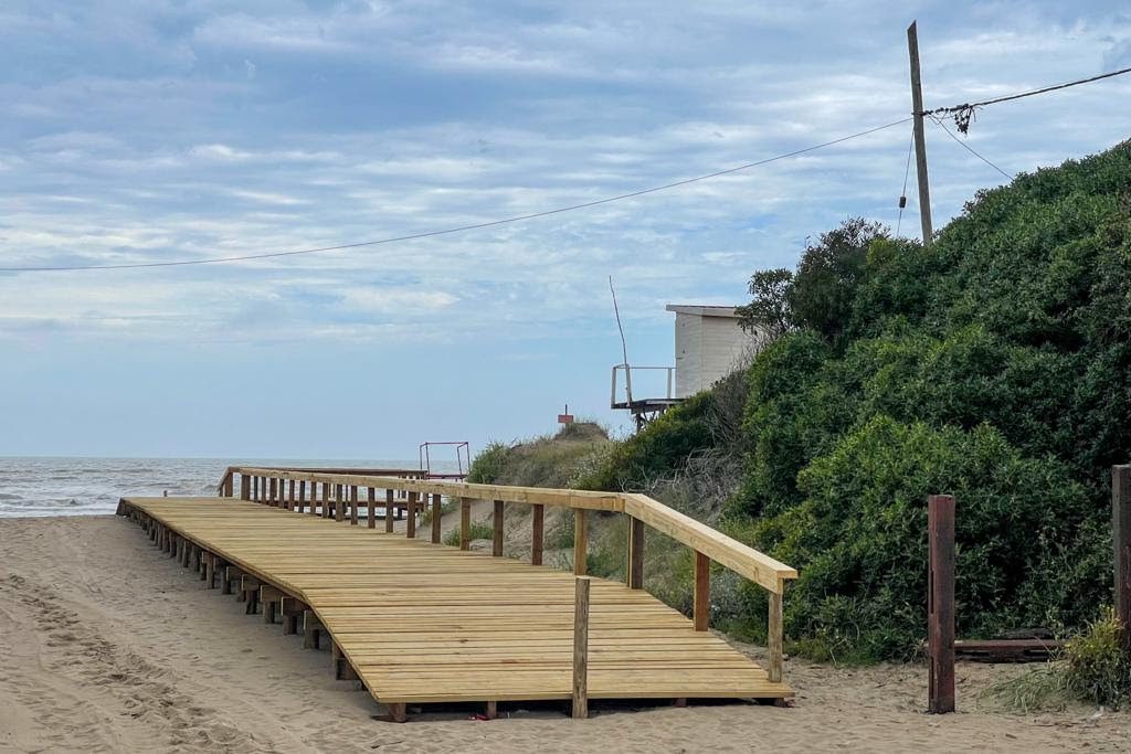 La Costa: Avanzan los trabajos en 80 nuevas bajadas a playa en las localidades del Partido de La Costa