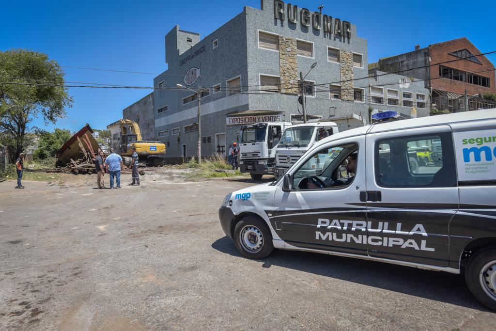 Mar del Plata: La Municipalidad retiró un barco que estuvo abandonado en plena calle por más de 40 años