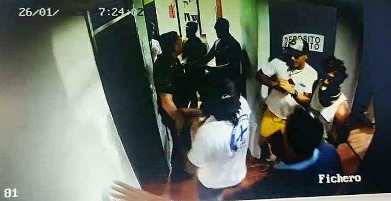 Santa Clara del Mar: el video de cómo los guardavidas entraron a la delegación por una ventana y enfrentaron a la policía