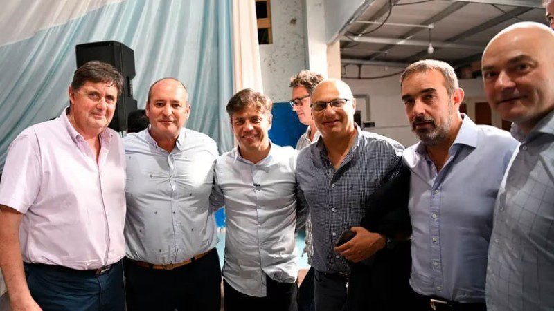 Kicillof se reunió con intendentes peronistas y opositores