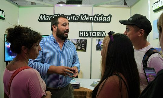Axel Kicillof en el stand de Mar Chiquita en La Plata: «Es un gobernador que reivindica la identidad de los pueblos marchiquitenses»