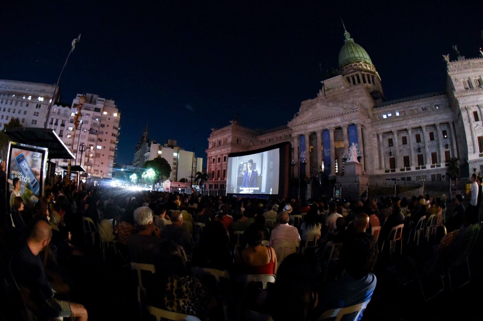 Más de 3 mil personas disfrutaron de “Argentina, 1985” gratis en las escalinatas del Congreso